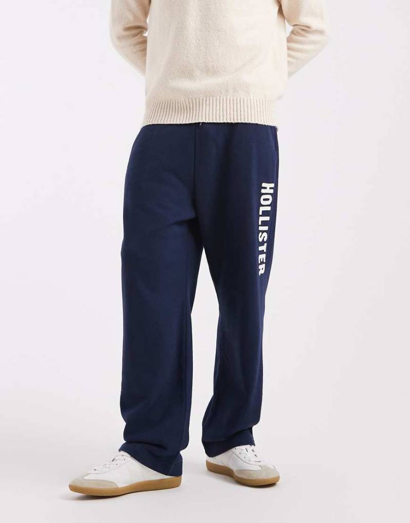 Hollister - Weite Frottee-Jogginghose in Marineblau mit Logo von Hollister
