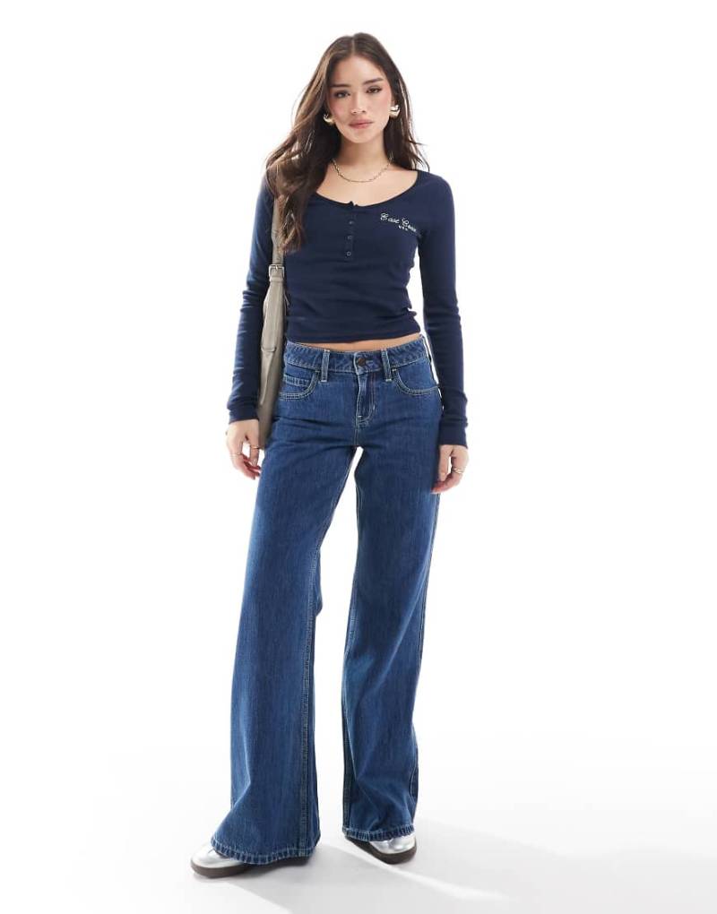Hollister - Weite Jeans in tintenblauer Waschung mit niedrigem Bund und ausgestelltem Bein von Hollister