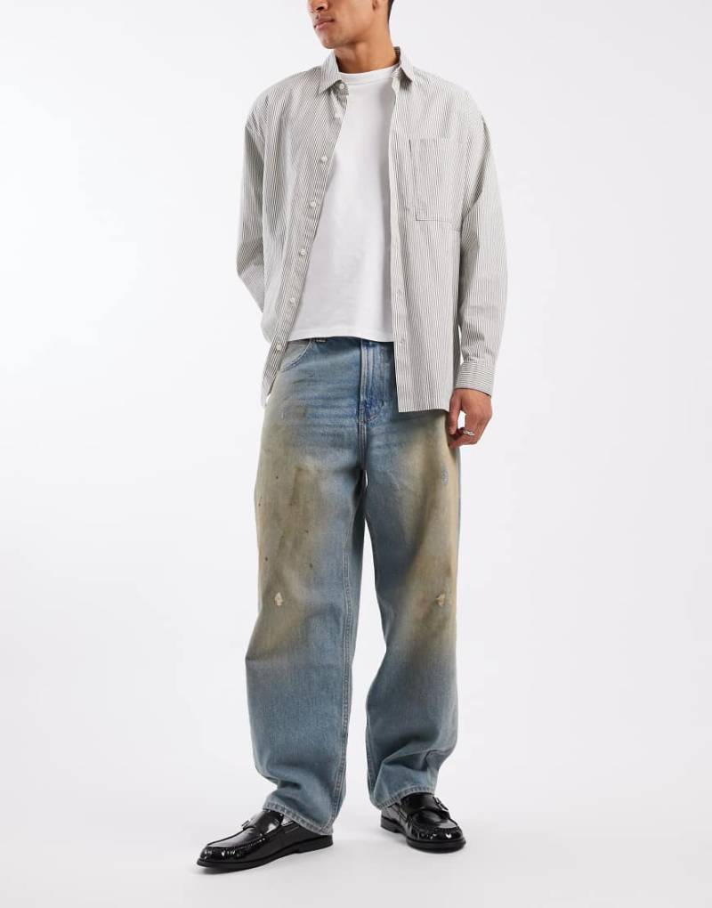 Hollister - Weite Skater-Jeans in mittelblauer Waschung mit Zierfettflecken von Hollister