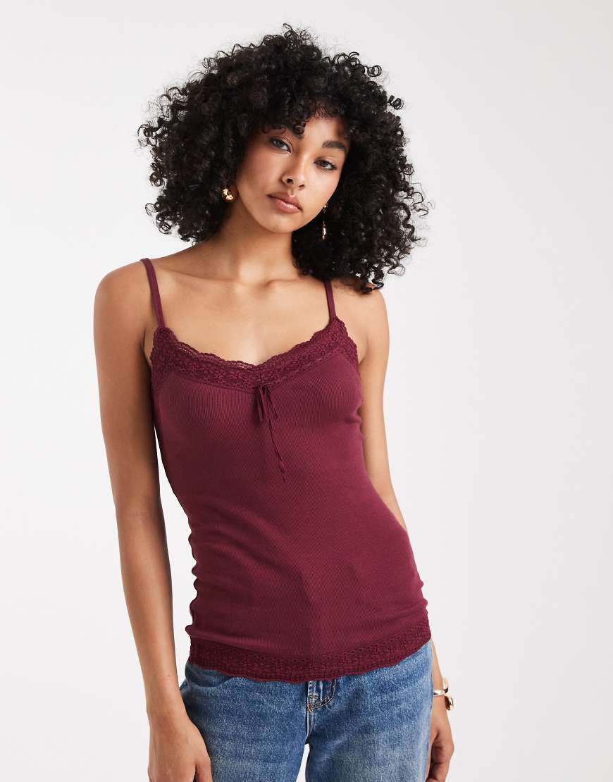 Hollister - Y2K - Camisole-Oberteil aus Pointelle in Burgunderrot mit Spitzenborte Hollister - Y2K - Camisole-Oberteil aus Pointelle in Burgunderrot mit Spitzenborte von Hollister