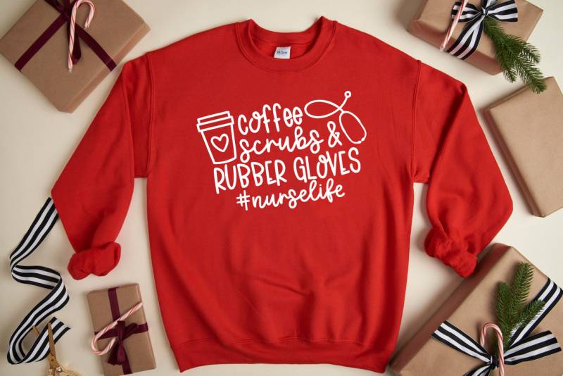 Coffee Scrubs & Rubber Gloves Sweatshirt, Nurse Doctor Medical, Life, Geschenk Für Krankenschwester, Best Christmas von HollyGambleStore