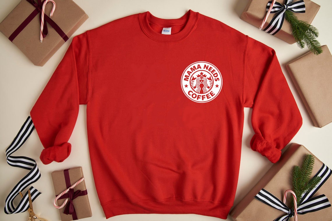 starbucks Mama Needs Coffee Sweatshirt, Mama, Best Ever, Blessed Geschenk Für Bestes Weihnachtsgeschenk von HollyGambleStore