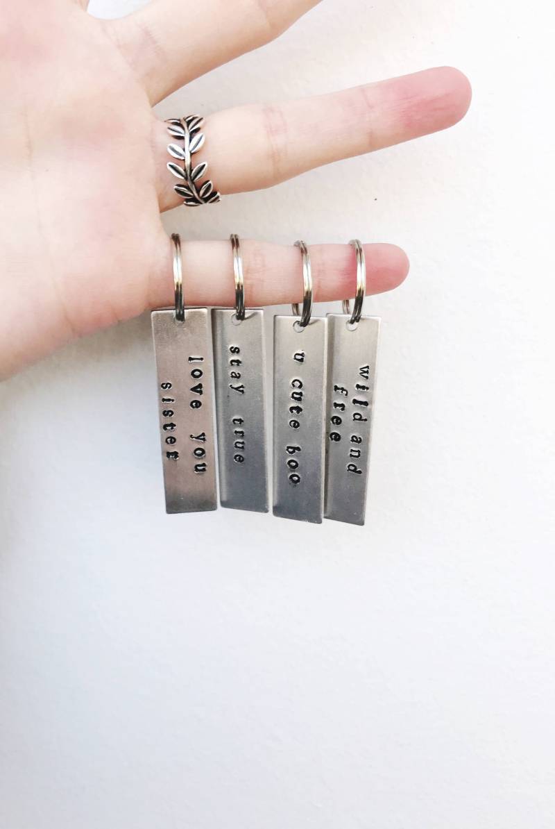 Personalisierter Rechteckiger Schlüsselanhänger // Handgefertigter Metall Geschenk Personalisierter Rechteckiger Schlüsselanhänger // Handgefertigter Metall Geschenk von HollyJoCo