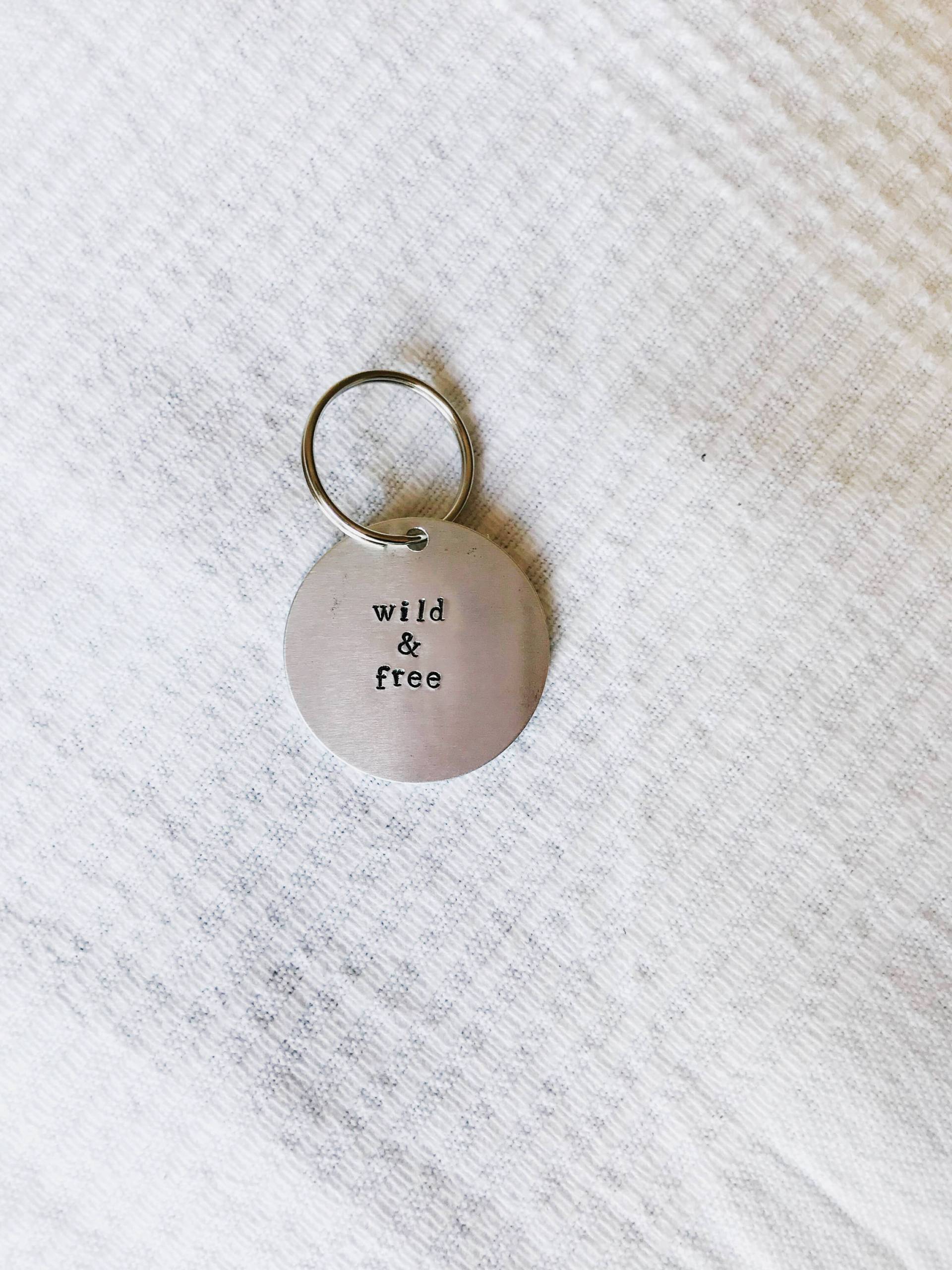 Wild & Free Schlüsselanhänger, Hand Gestempelt Key Tag Wild & Free Schlüsselanhänger, Hand Gestempelt Key Tag von HollyJoCo