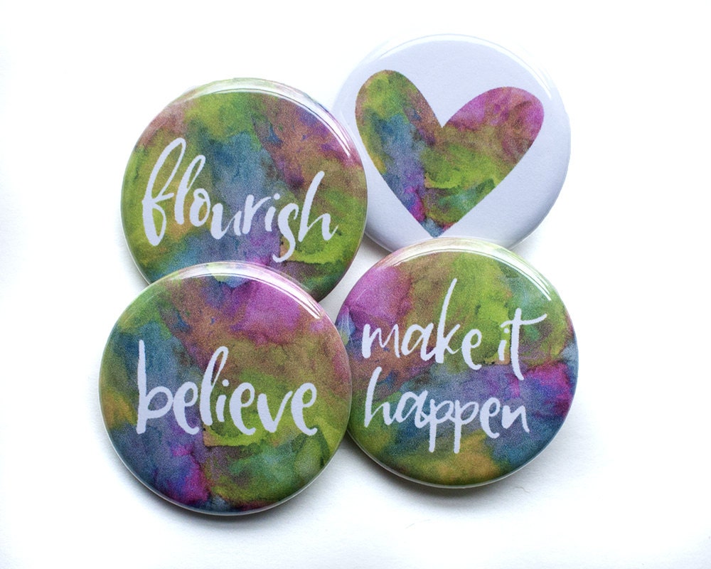 Believe, Flourish, Heart, & Make It Happen Pins - 1, 25 Zoll Pinback Buttons Believe, Flourish, Heart, & Make It Happen Pins - 1, 25 Zoll Pinback Buttons von HollyKWhitney