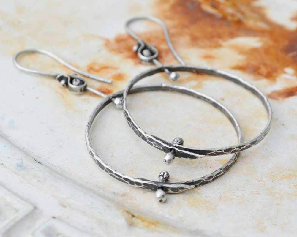 Creolen, Kinetik, Sterling Silber, Großer Hoop, Gehämmert, Festgesteckt, Metallschmied Schmuck Creolen, Kinetik, Sterling Silber, Großer Hoop, Gehämmert, Festgesteckt, Metallschmied Schmuck von HollyPresley