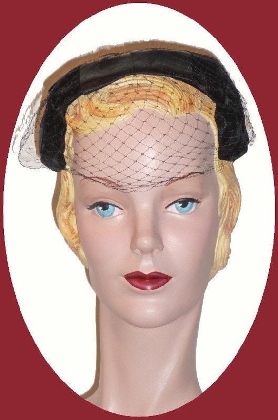 1950Er Schwarzer Satin Und Samt Cocktail Hut Mit Frontnetz von HollyVogueVintage