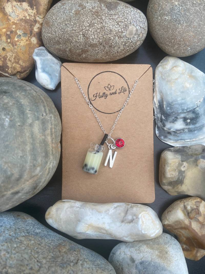 Cream Bubble Tea Boba Personalisierte Anhänger Charm Halskette - Personalisieren Sie Ihre Alphabet Initialen & Birthstone Von Holly Und Lili von HollyandLili
