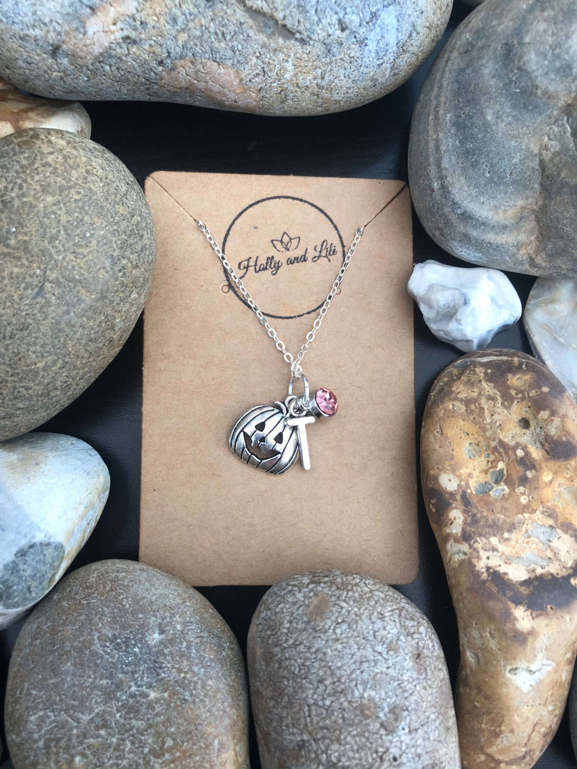 Kürbis Personalisierte Gruselige Anhänger Charm Halskette, Alphabet Initialen, Birthstone Charm, Niedliches Einzigartiges Geschenk, Geschenk Für von HollyandLili