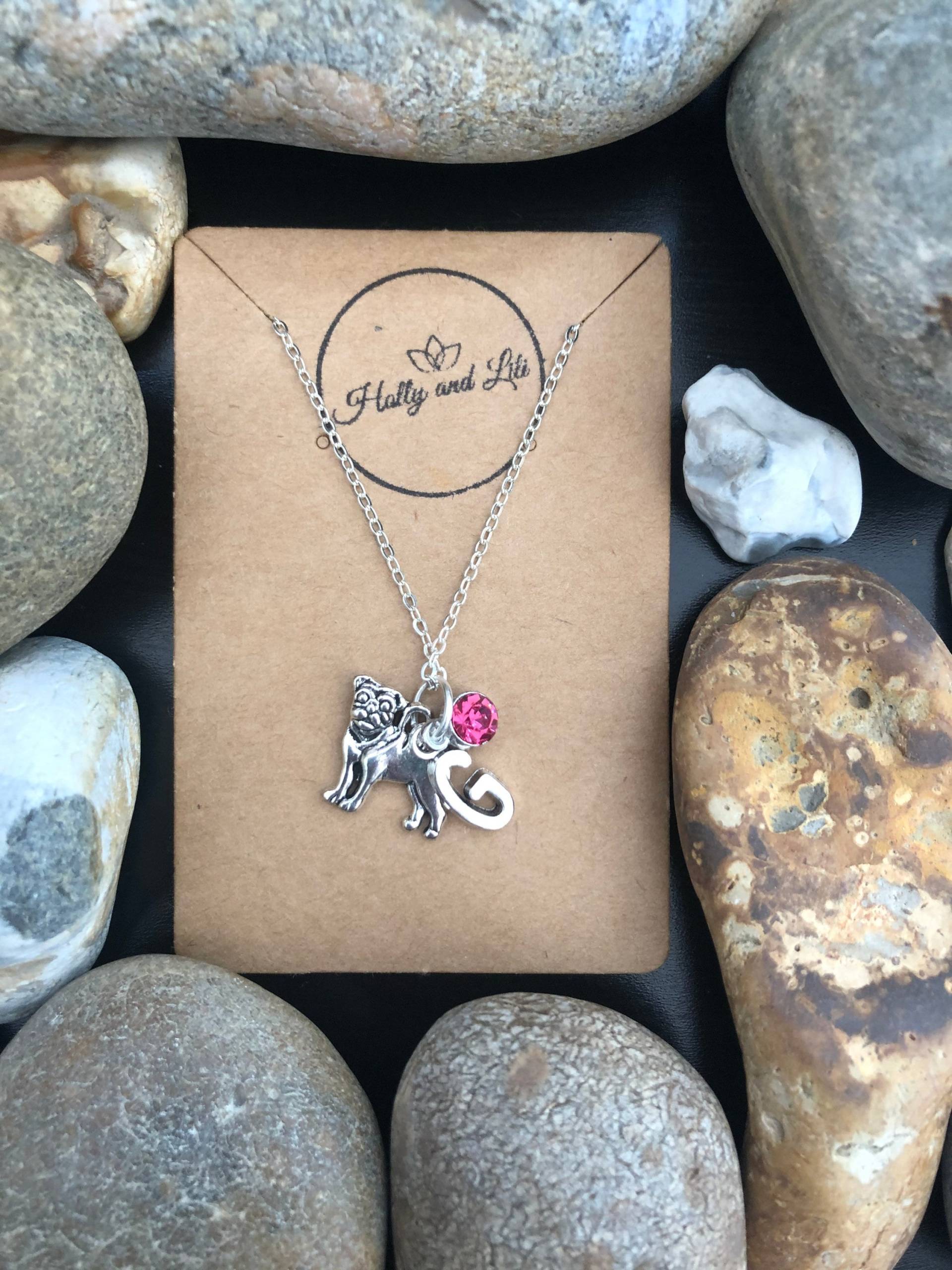 Mops Personalisierter Anhänger Hund Charm Halskette, Alphabet Initialen, Birthstone Charm, Hunde, Bbf, Haustierliebhaber, Hundeliebhaber, Canine von HollyandLili