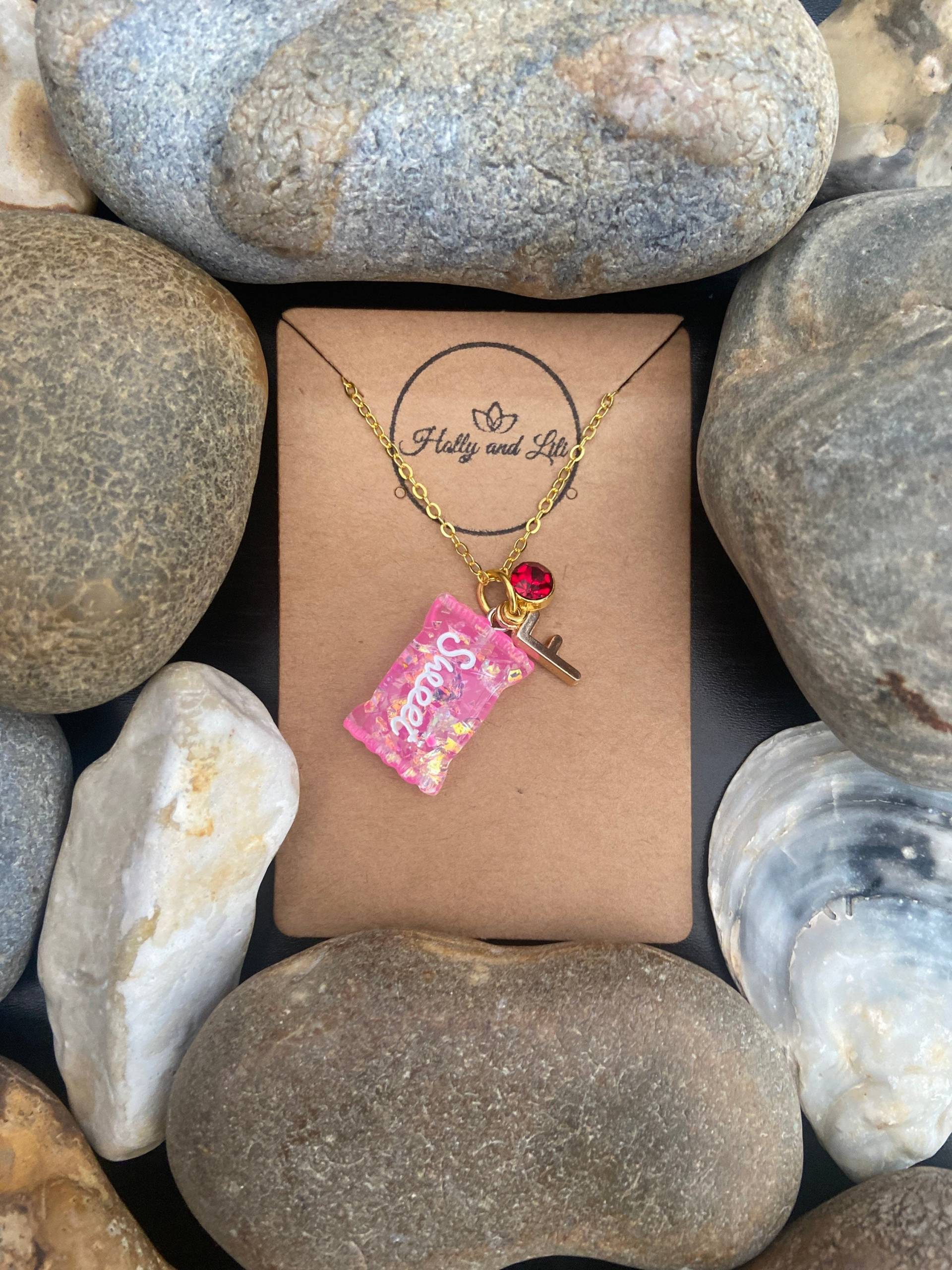 Sweets Dark Pink, Personalisierte Anhänger Charm Halskette, Alphabet Initialen, Birthstone Charms, Erste Einzigartige Niedliche Geschenke von HollyandLili