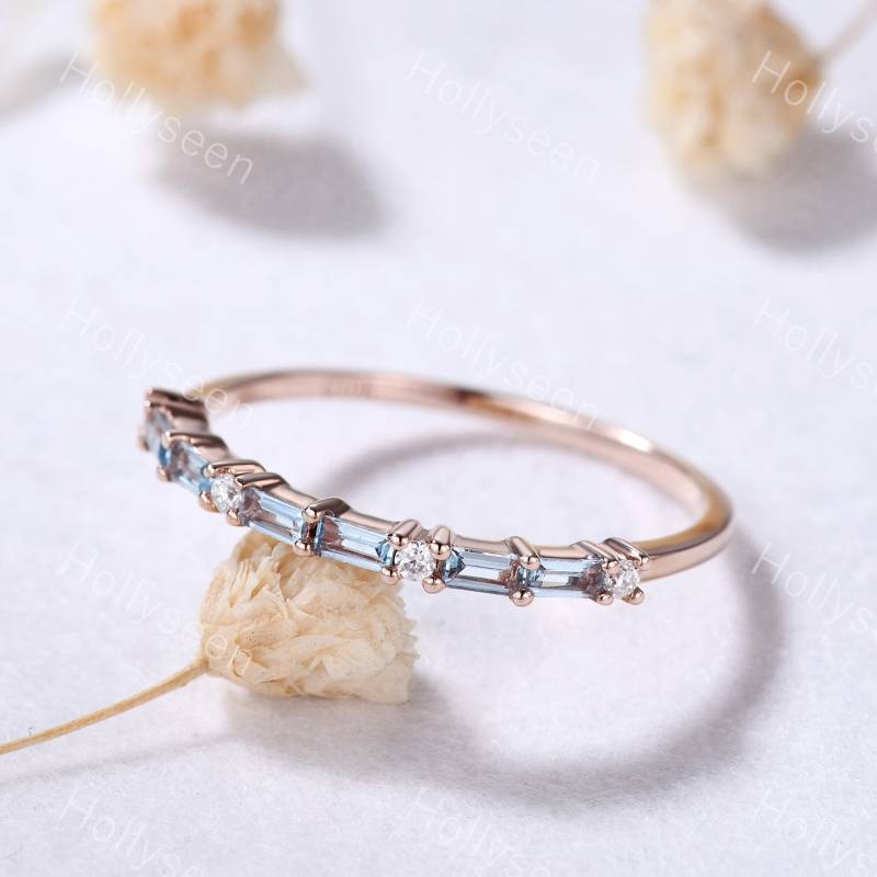 Baguetteschliff Blautopas Verlobungsring Band 14K Rose Gold Moissanite Hochzeit Brautring Dainty Birthstone Versprechen Jahrestag Ring Frauen von Hollyseen
