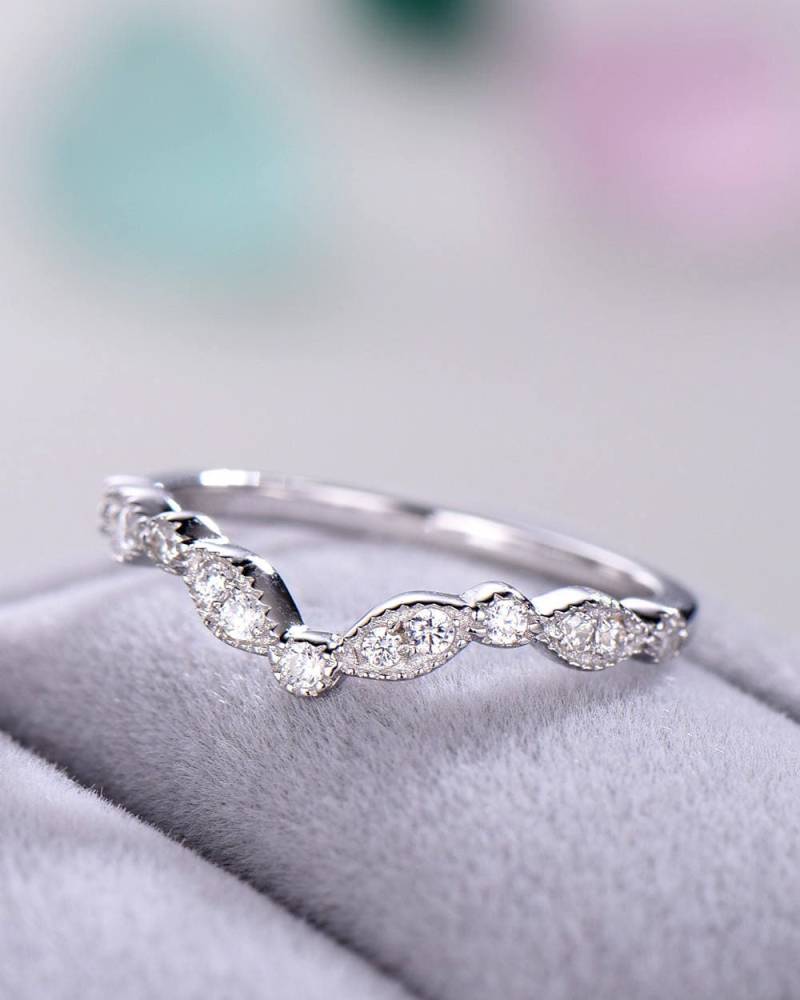 Cz Ehering Zirkonia 14K Weißgold Silber Verlobungsring Chevron Geschwungen Frauen Braut Jahrestag Geschenk Milgrain Antique Stacking von Hollyseen