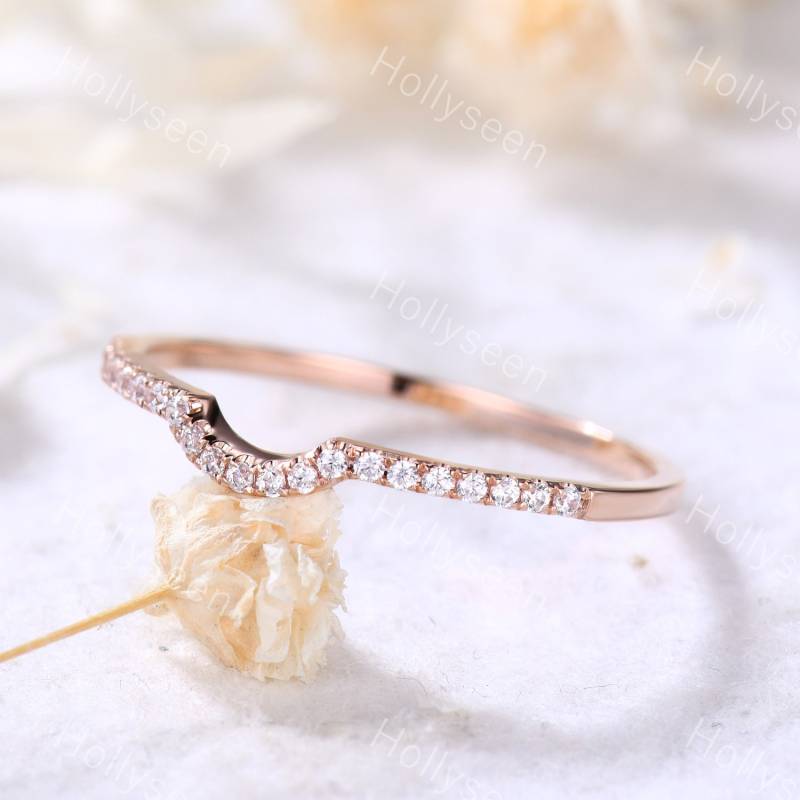 Geschwungener Moissanite Ehering Rosegold Stapelring Stackable Ring Zierliche Band Wikinger von Hollyseen