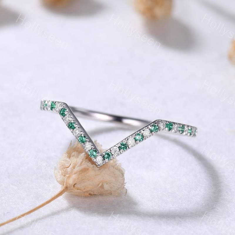 Smaragd-Moissanit-V-Ehering, Silber-Weißgold-stapelring, Einzigartiger Edelstein, Passendes Band, Braut-Chevron-Ring, Versprechens-Jubiläumsring von Hollyseen