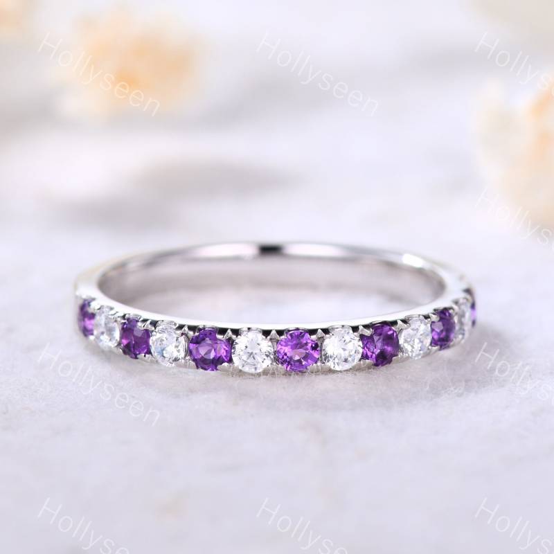 Weißgold Moissanit Ehering Sterling Silber Amethyst Ring Halbe Ewigkeit Band Zierlicher Versprechungsring Vintage Jahrestag Für Frauen von Hollyseen