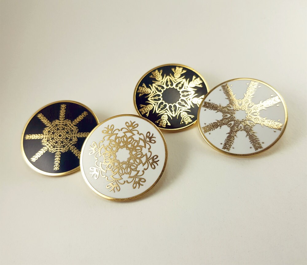 Liebe Mandala/Schneeflocke Emaille Pin/Brosche von Hollywithawhyyy