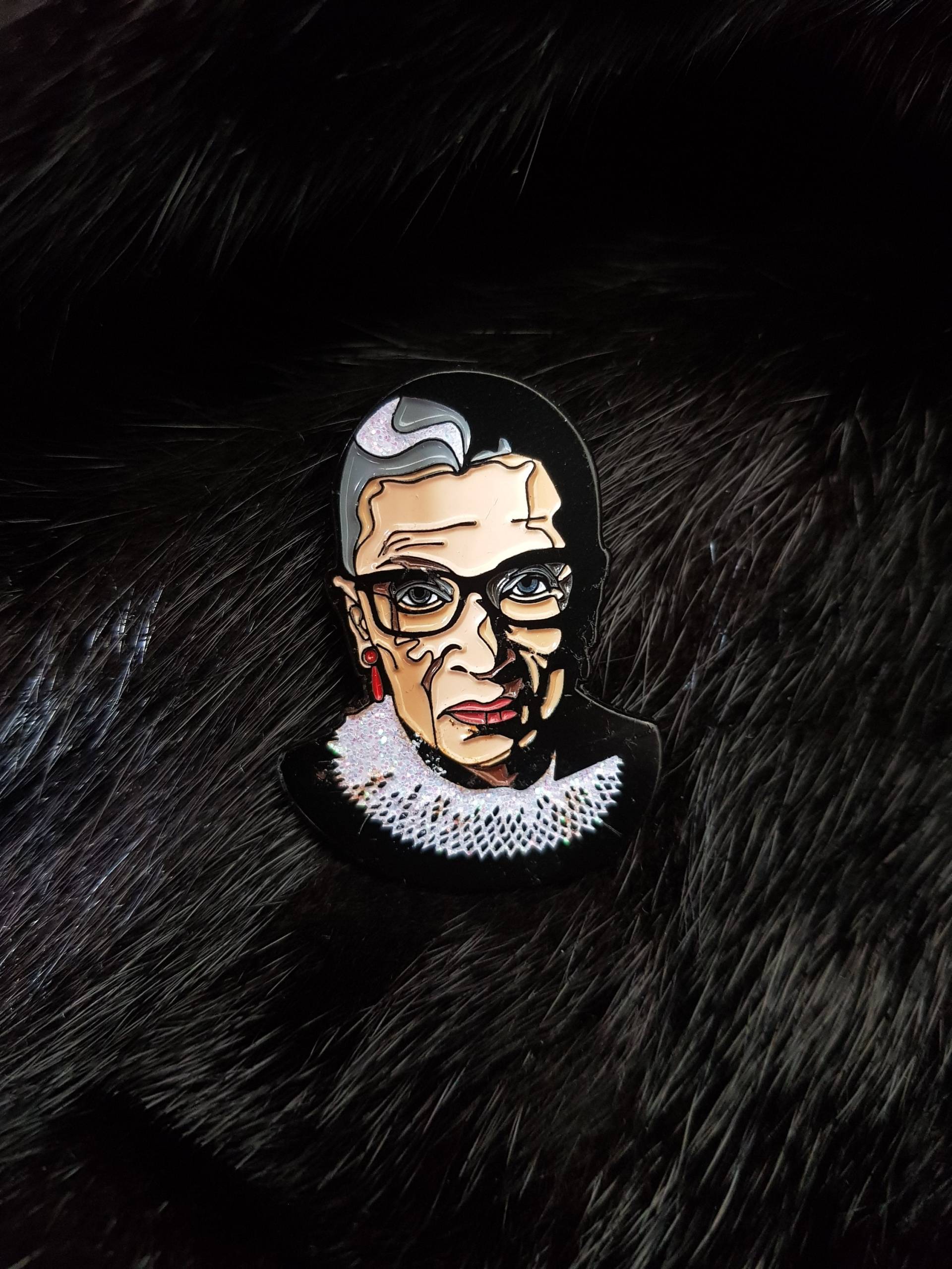 Ruth Bader Ginsburg Pin Aus Emaille von Hollywithawhyyy