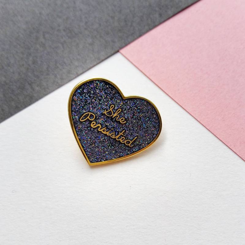 She Persisted - Emaille Glitzer Pin von Hollywithawhyyy