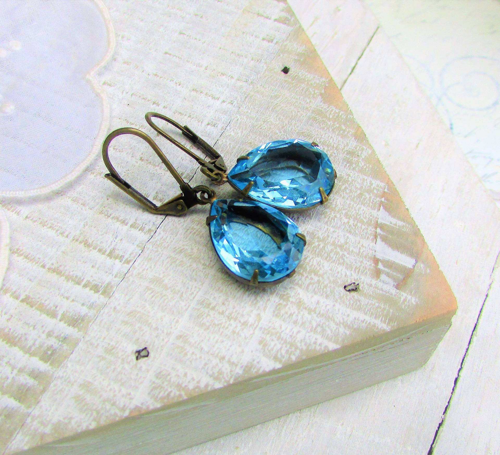 Aqua Blue Tear Drops , Vintage Estate Style Czech Glass Transparent Jewel Teardrop Earrings By Hollywood Hillbilly Aqua Blue Tear Drops , Vintage Estate Style Czech Glass Transparent Jewel Teardrop Earrings By Hollywood Hillbilly von HollywoodHillbilly