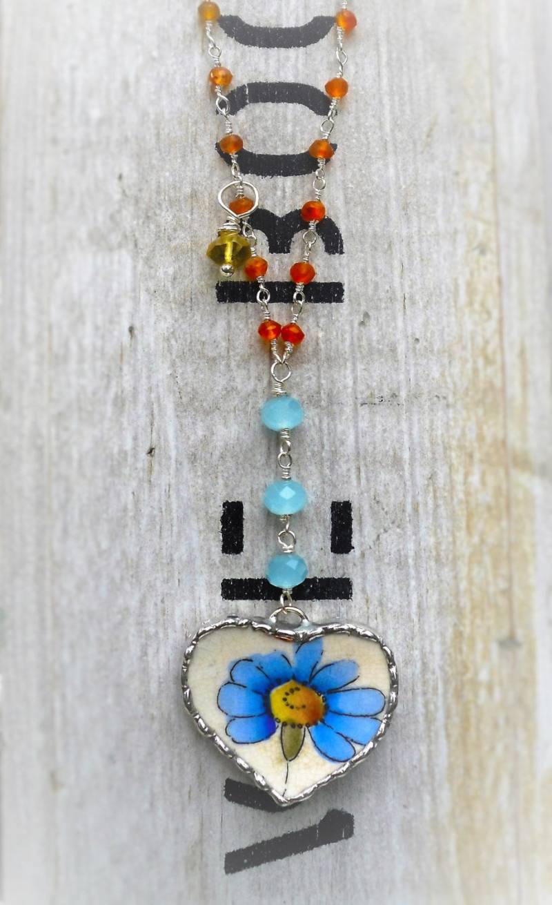 Blue Daisy, Vintage 1940S Soldered China Floral Heart Pendant & Orange Carnelian Rosary Chain, Aqua Chalcedony Gemstone Necklace Blue Daisy, Vintage 1940S Soldered China Floral Heart Pendant & Orange Carnelian Rosary Chain, Aqua Chalcedony Gemstone Necklace von HollywoodHillbilly