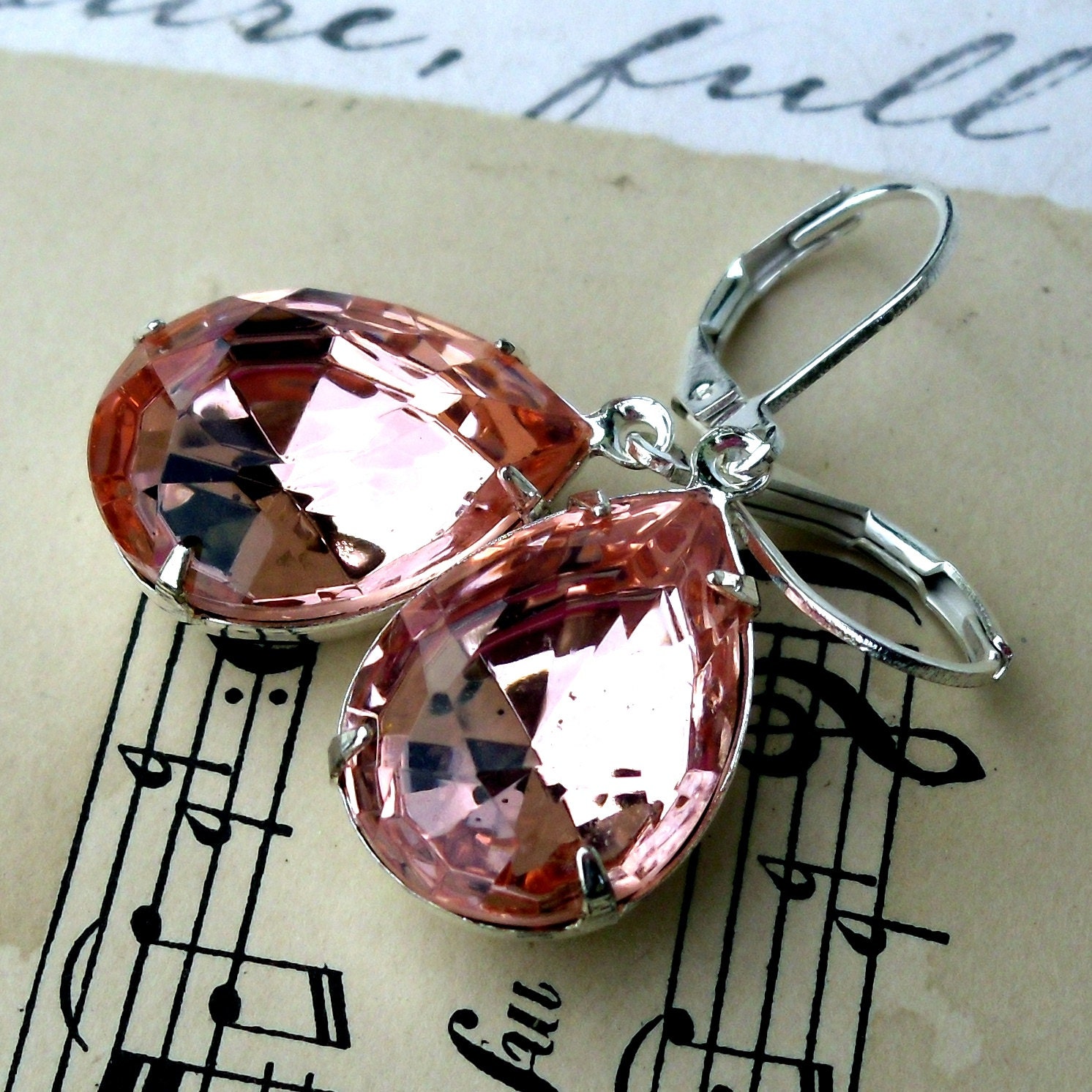 Estate Style Rose Blush Vintage Pear Shaped Jewel Silver Plated Earrings Estate Style Rose Blush Vintage Pear Shaped Jewel Silver Plated Earrings von HollywoodHillbilly