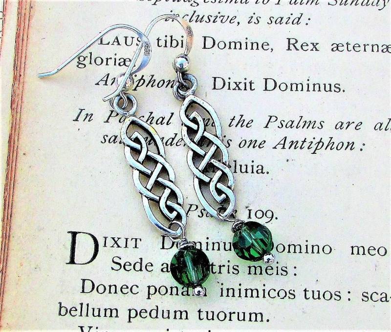 Gaelic Knot, Sterling Silver Twisted Knot With Vintage Irish Green Swarovski Crystals Earrings By Hollywood Hillbilly Gaelic Knot, Sterling Silver Twisted Knot With Vintage Irish Green Swarovski Crystals Earrings By Hollywood Hillbilly von HollywoodHillbilly