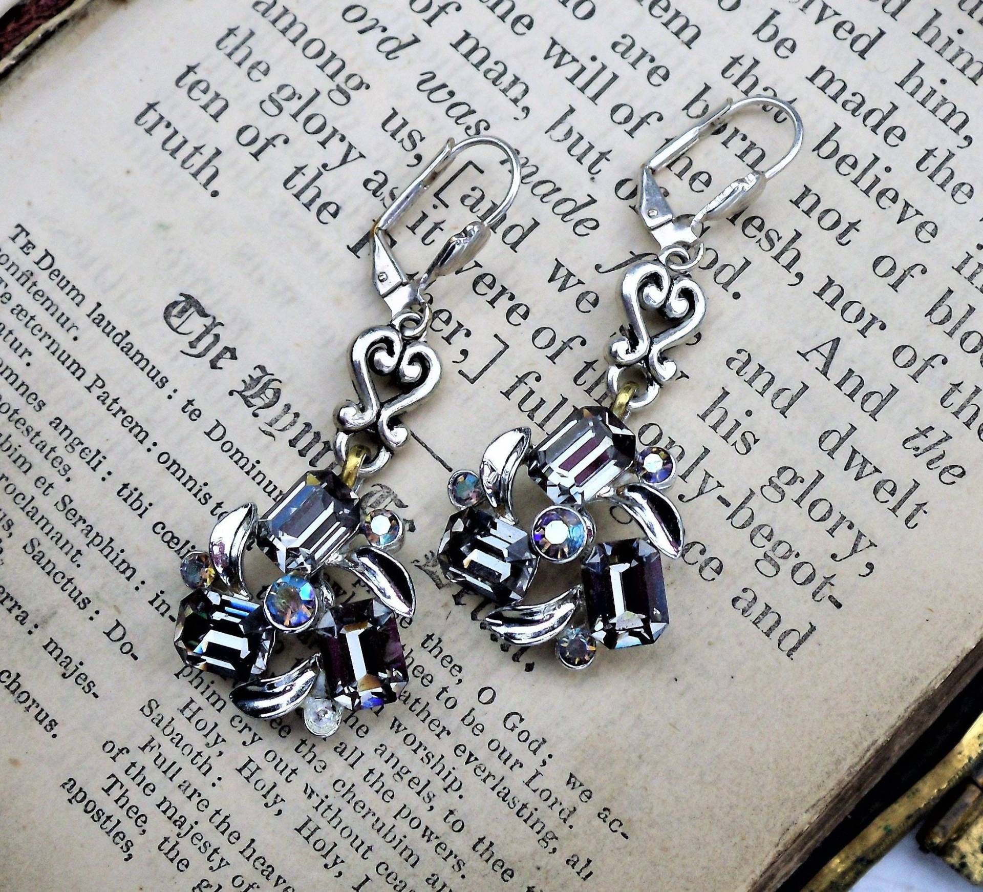 Martini & Black Caviar, Vintage Estate Style , Black Diamond Gray & Iredescent Swarovski Crystal Upcycled Earrings Hollywood Hillbilly Martini & Black Caviar, Vintage Estate Style , Black Diamond Gray & Iredescent Swarovski Crystal Upcycled Earrings Hollywood Hillbilly von HollywoodHillbilly
