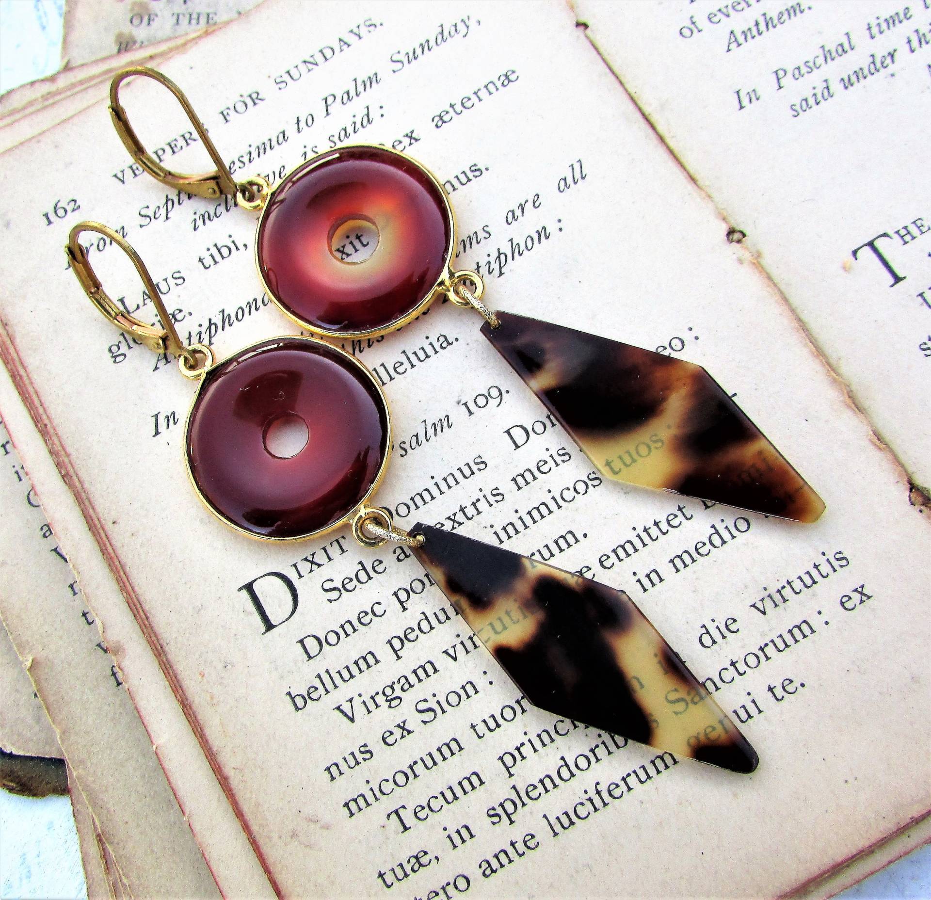 Mod Geometry, Vintage Diamond Faux Tortoise Shell & Gold Framed Rusty Red Round Carnelian Gemstone Earrings By Hollywood Hillbilly Mod Geometry, Vintage Diamond Faux Tortoise Shell & Gold Framed Rusty Red Round Carnelian Gemstone Earrings By Hollywood Hillbilly von HollywoodHillbilly