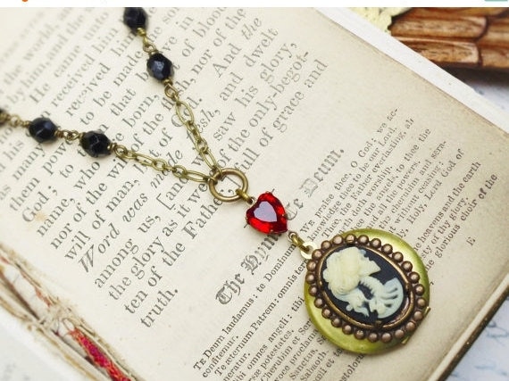 Not Grandma's Cameo, Skull Cameo Locket With Red Rhinestone Heart & Jet Black Glass Bead Steampunk Necklace, Hollywood Hillbilly Not Grandma's Cameo, Skull Cameo Locket With Red Rhinestone Heart & Jet Black Glass Bead Steampunk Necklace, Hollywood Hillbilly von HollywoodHillbilly