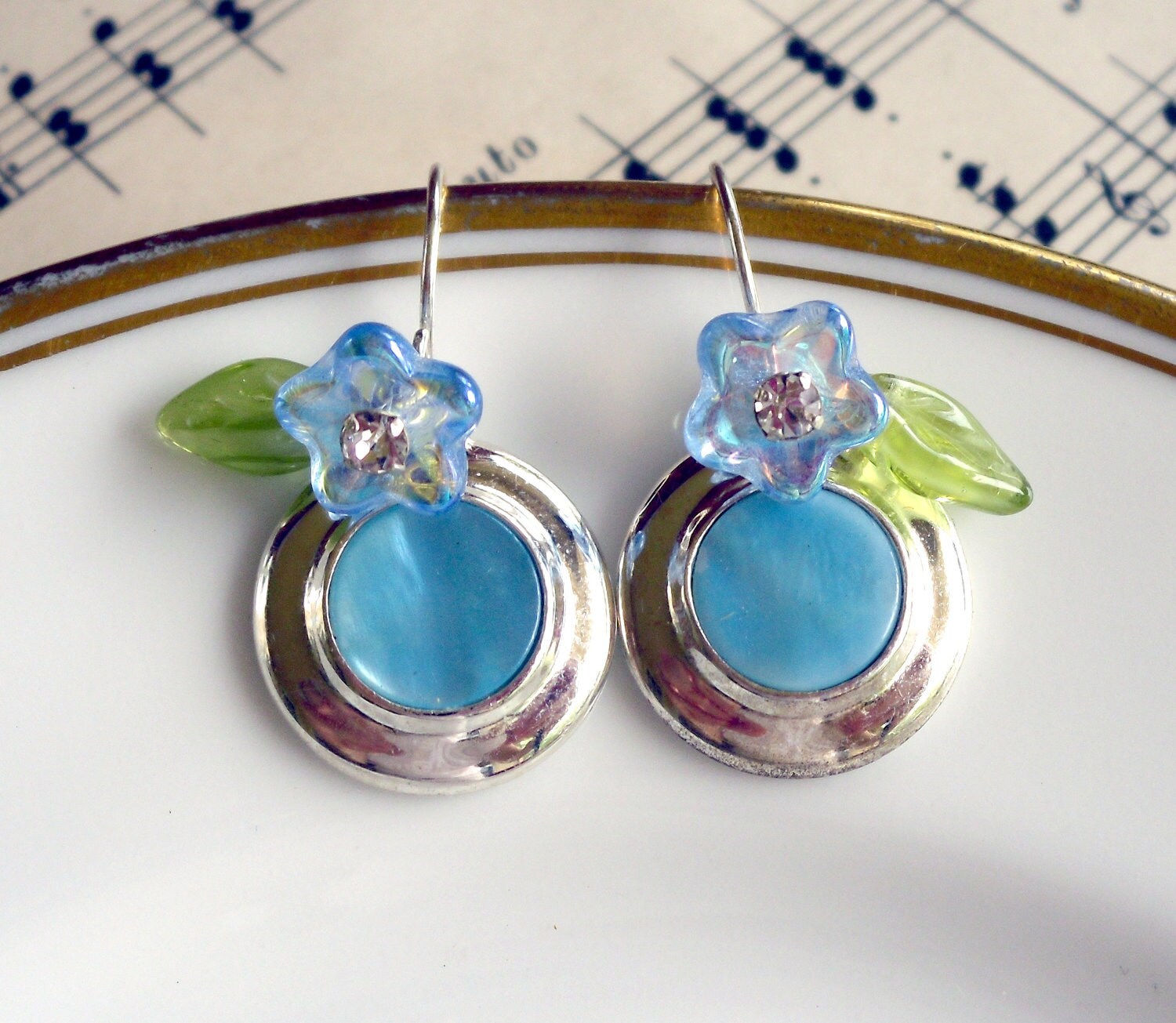 Pearly Blue & Flowers Too, Altered Mother Of Pearl, Czech Glass & Leaves Upcycled Earrings By Hollywood Hillbilly Pearly Blue & Flowers Too, Altered Mother Of Pearl, Czech Glass & Leaves Upcycled Earrings By Hollywood Hillbilly von HollywoodHillbilly
