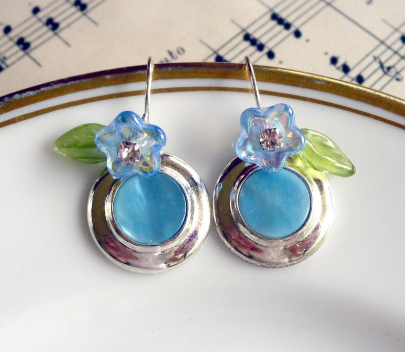 Pearly Blue & Flowers Too, Altered Mother Of Pearl, Czech Glass & Leaves Upcycled Earrings By Hollywood Hillbilly Pearly Blue & Flowers Too, Altered Mother Of Pearl, Czech Glass & Leaves Upcycled Earrings By Hollywood Hillbilly von HollywoodHillbilly