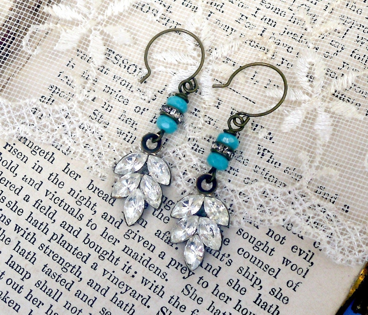 Rhinestone Cowgirl, Pretty Vintage-style Leaf Charms & Small Turquoise Glass Beads, Earrings; Hollywood Hillbilly Rhinestone Cowgirl, Pretty Vintage-style Leaf Charms & Small Turquoise Glass Beads, Earrings; Hollywood Hillbilly von HollywoodHillbilly