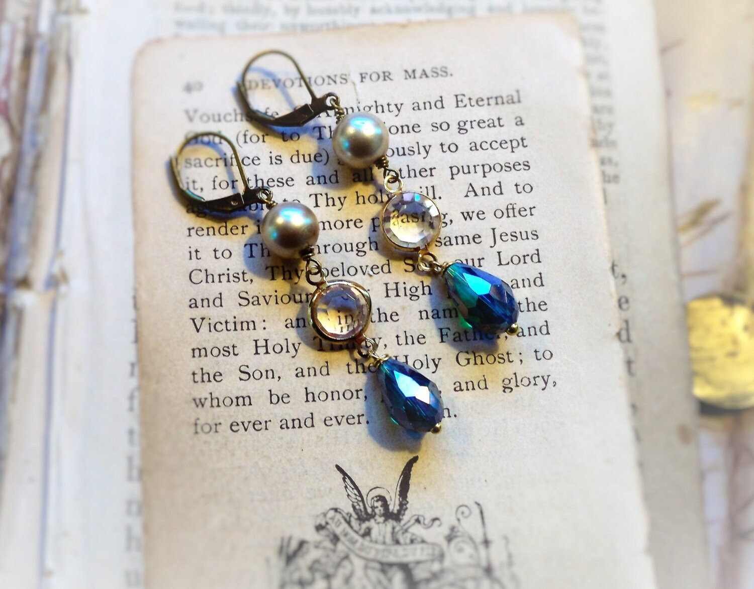 Romantic Reclaimed Vintage, Vintage Champagne Pearls, Gold Framed Crystal & Teal Teardrop Earrings By Hollywood Hillbilly Romantic Reclaimed Vintage, Vintage Champagne Pearls, Gold Framed Crystal & Teal Teardrop Earrings By Hollywood Hillbilly von HollywoodHillbilly