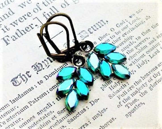 Shimmering Leaves, Vintage Western Germany Emerald Iridescent Green Rhinestone Leaf Earrings By Hollywood Hillbilly Shimmering Leaves, Vintage Western Germany Emerald Iridescent Green Rhinestone Leaf Earrings By Hollywood Hillbilly von HollywoodHillbilly