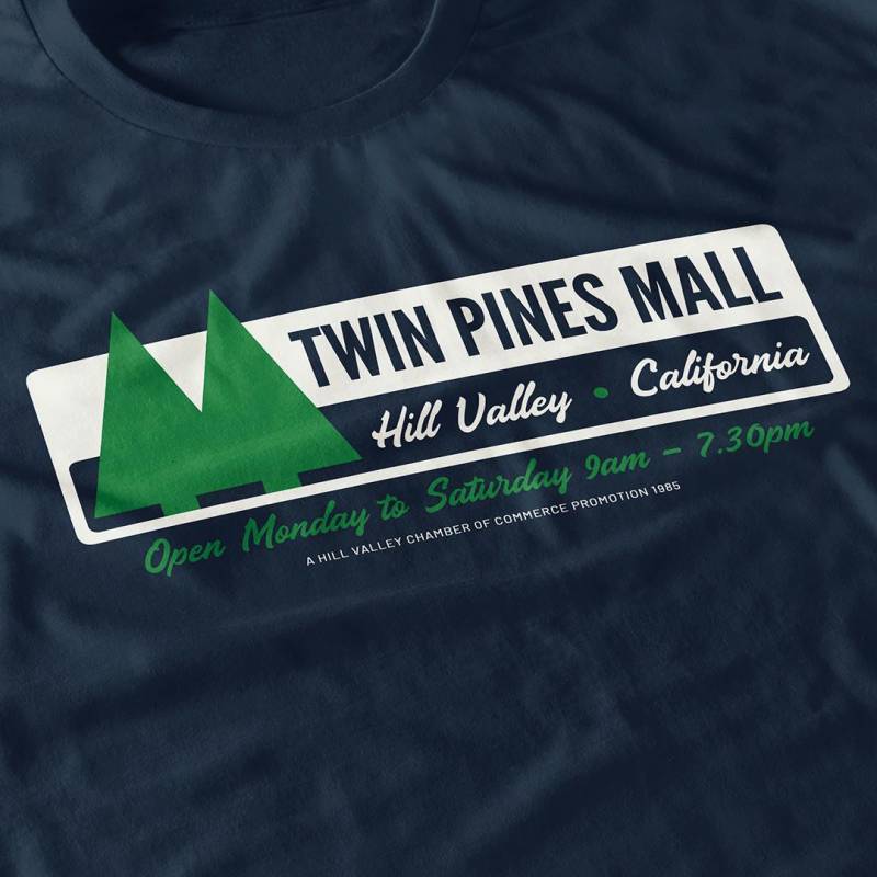 Twin Pines Mall T-Shirt Retro 80Er Jahre Film Fanbekleidung Twin Pines Mall T-Shirt Retro 80Er Jahre Film Fanbekleidung von Blockbustees