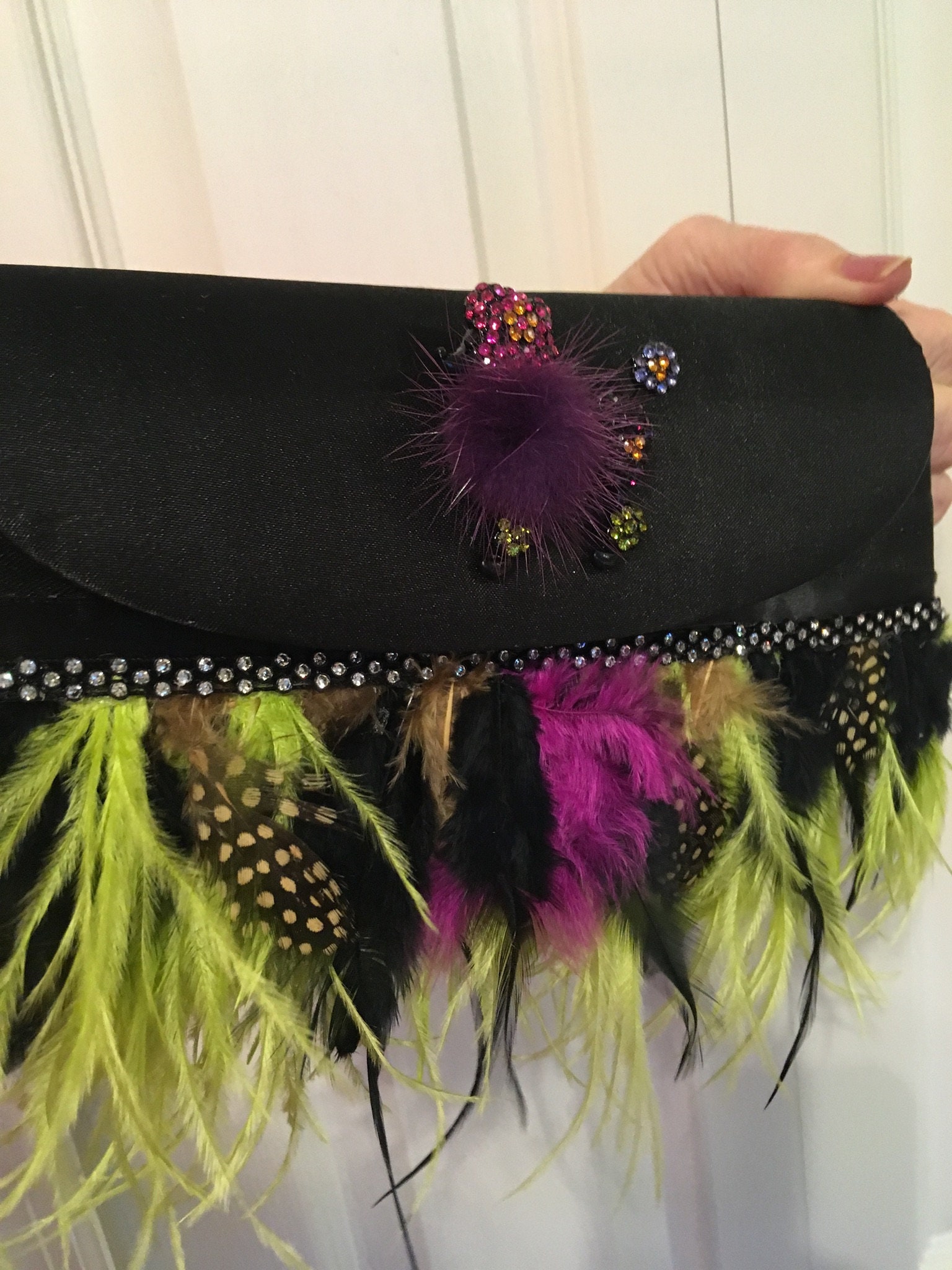 Pudel Clutch Bag Mit Strasssteinen Auf Der Vorderseite Clutch. Hat Einen Gewebten Schulterriemen Aus Satin Pudel Clutch Bag Mit Strasssteinen Auf Der Vorderseite Clutch. Hat Einen Gewebten Schulterriemen Aus Satin von HollywoodsCloset