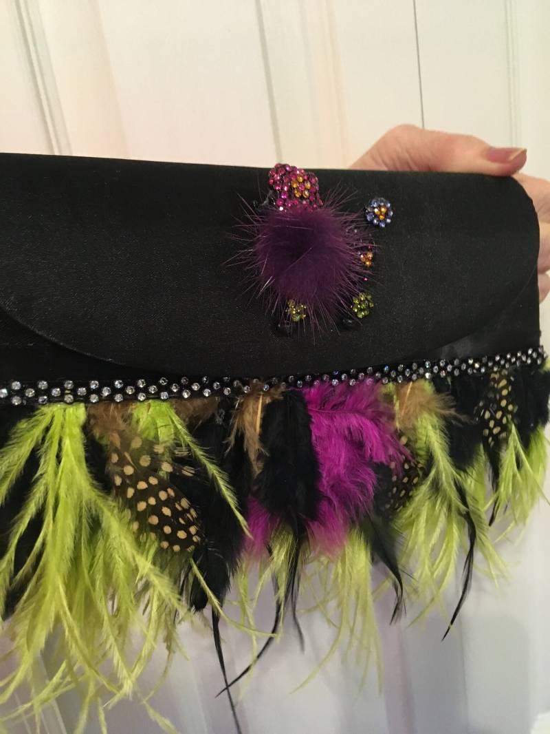 Pudel Clutch Bag Mit Strasssteinen Auf Der Vorderseite Clutch. Hat Einen Gewebten Schulterriemen Aus Satin Pudel Clutch Bag Mit Strasssteinen Auf Der Vorderseite Clutch. Hat Einen Gewebten Schulterriemen Aus Satin von HollywoodsCloset