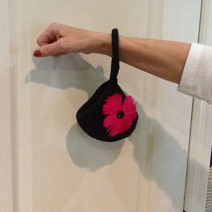 Schwarze Perlen-Handtasche Mit Pinker Federblume Auf Der Vorderseite Tasche Schwarze Perlen-Handtasche Mit Pinker Federblume Auf Der Vorderseite Tasche von HollywoodsCloset