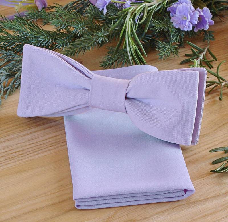 Fliege Und Einstecktuch Set Iris David's Braut Lavendel Passende & Lila Herren Taschentuch Special Order von HolmesTies