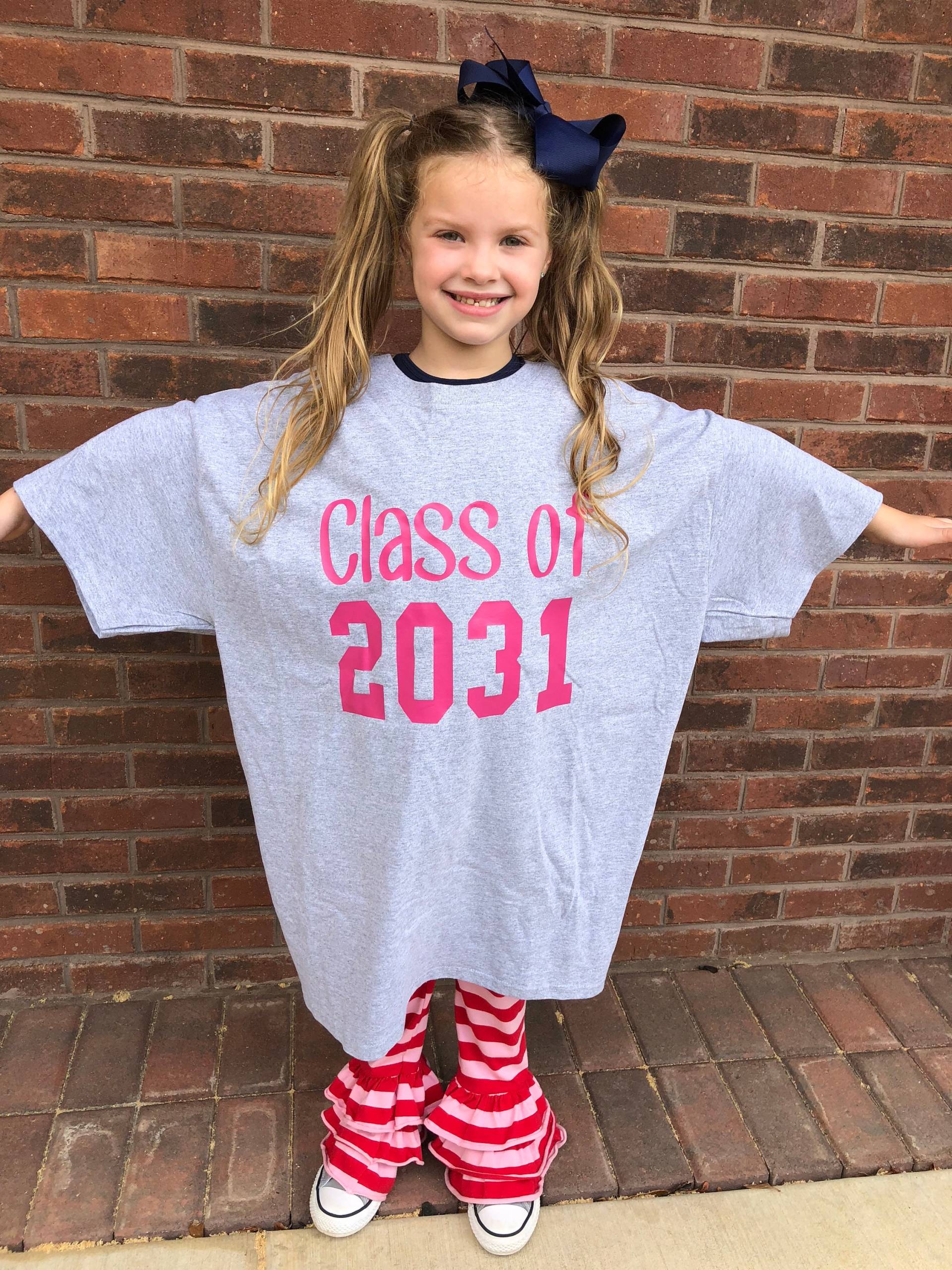 Klasse Von 2038 Shirt - Schulshirt Abschlussjahr Kindergarten 2025 Geschenk Erster 1 Schultag T-Shirt 2037 Klasse Von 2038 Shirt - Schulshirt Abschlussjahr Kindergarten 2025 Geschenk Erster 1 Schultag T-Shirt 2037 von Holtonandco