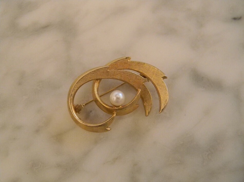 Vintage Anstecknadel Mit Kleiner Perle Vintage Anstecknadel Mit Kleiner Perle von Holunderhof