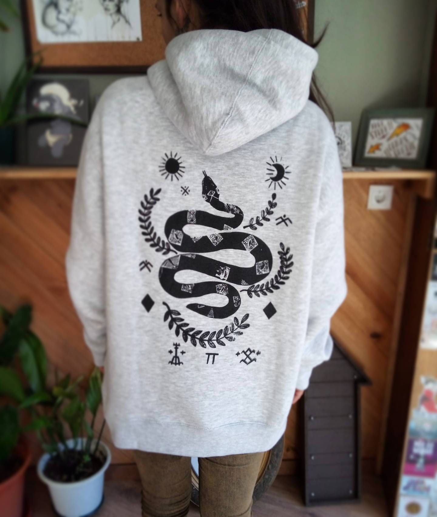 Handgefertigter Kapuzenpullover Mit Heiliger Schlange Handgefertigter Kapuzenpullover Mit Heiliger Schlange von HolyBandit