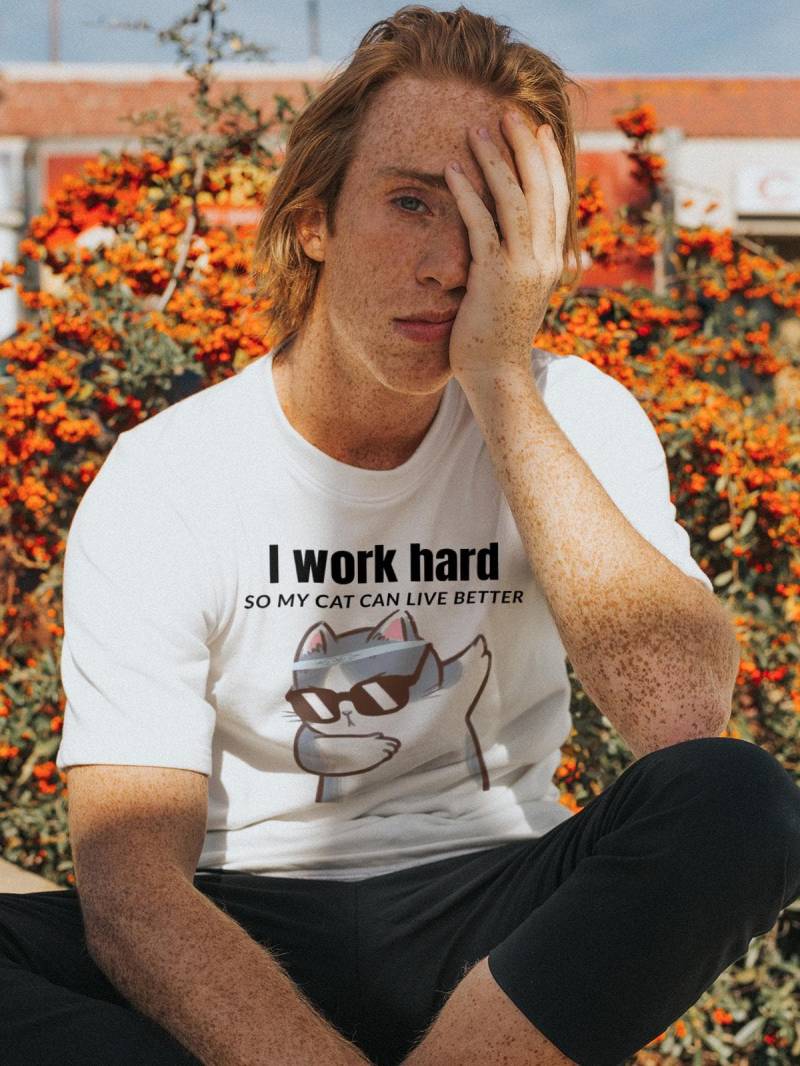 I Work Hard So My Cat Can Live Better Lustiges Katzen-Liebhaber-Shirt I Work Hard So My Cat Can Live Better Lustiges Katzen-Liebhaber-Shirt von HolyBeansClothing