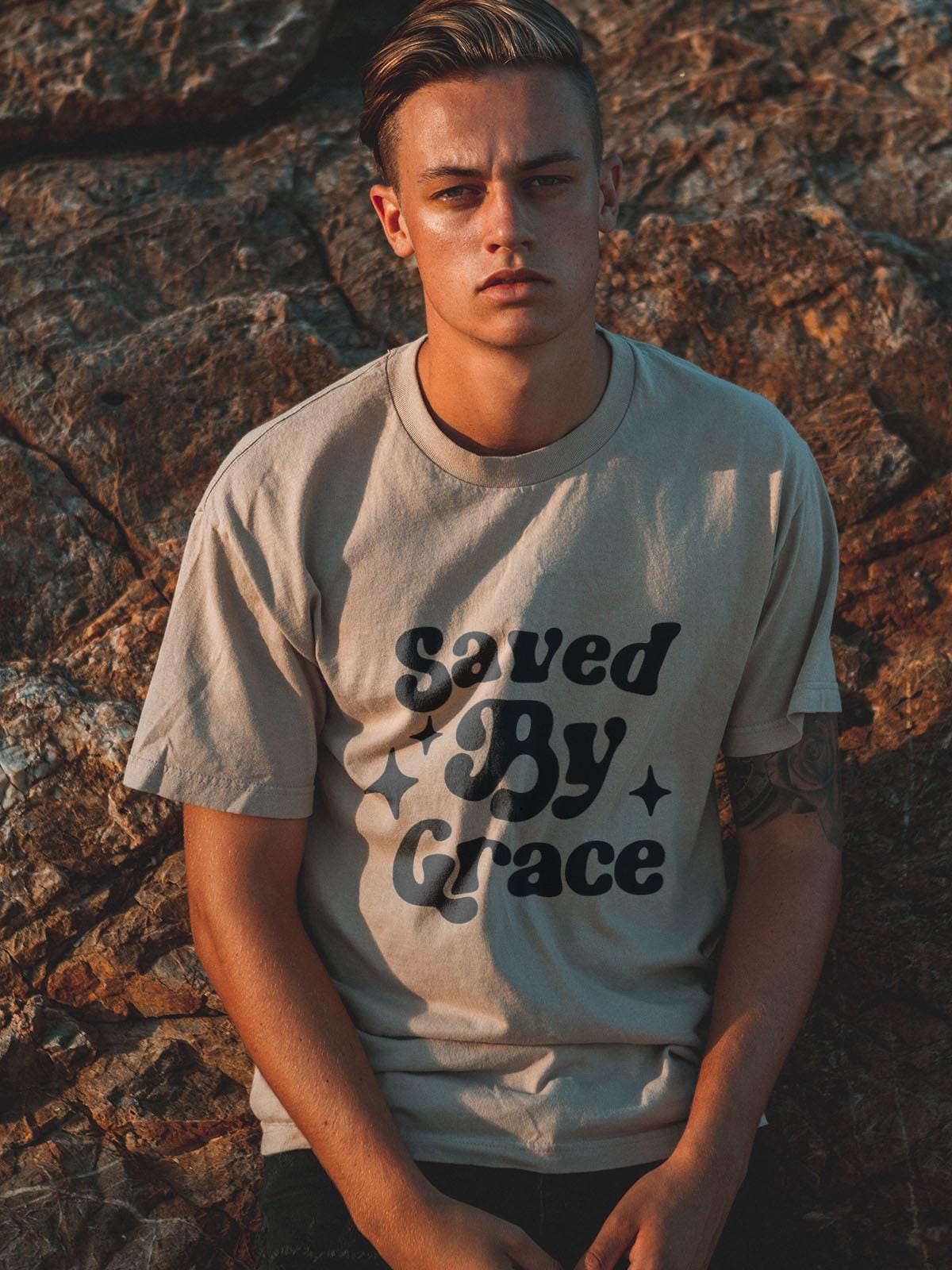 Saved By Grace T-Shirt Christian Retro Glaube | Religiöses Geschenk Für Frauen & Männer Bibel Vers Shirt Saved By Grace T-Shirt Christian Retro Glaube | Religiöses Geschenk Für Frauen & Männer Bibel Vers Shirt von HolyBeansClothing