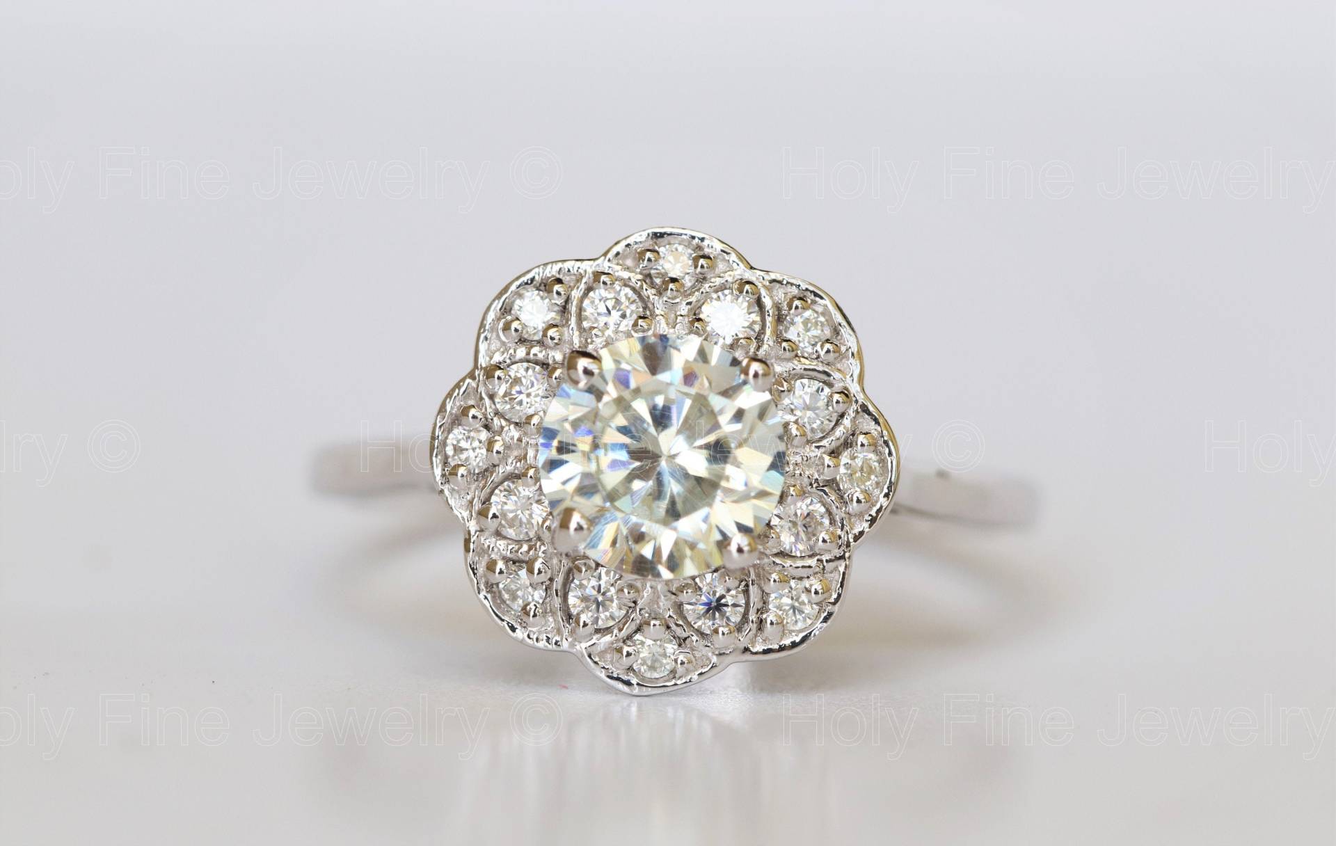 Natürliche Vintage Daisy Cluster Moissanite Verlobungsring Center Stone 1Ct, Art Deco Stil Einzigartige Ring Diamant Solitär von HolyFineJewelry