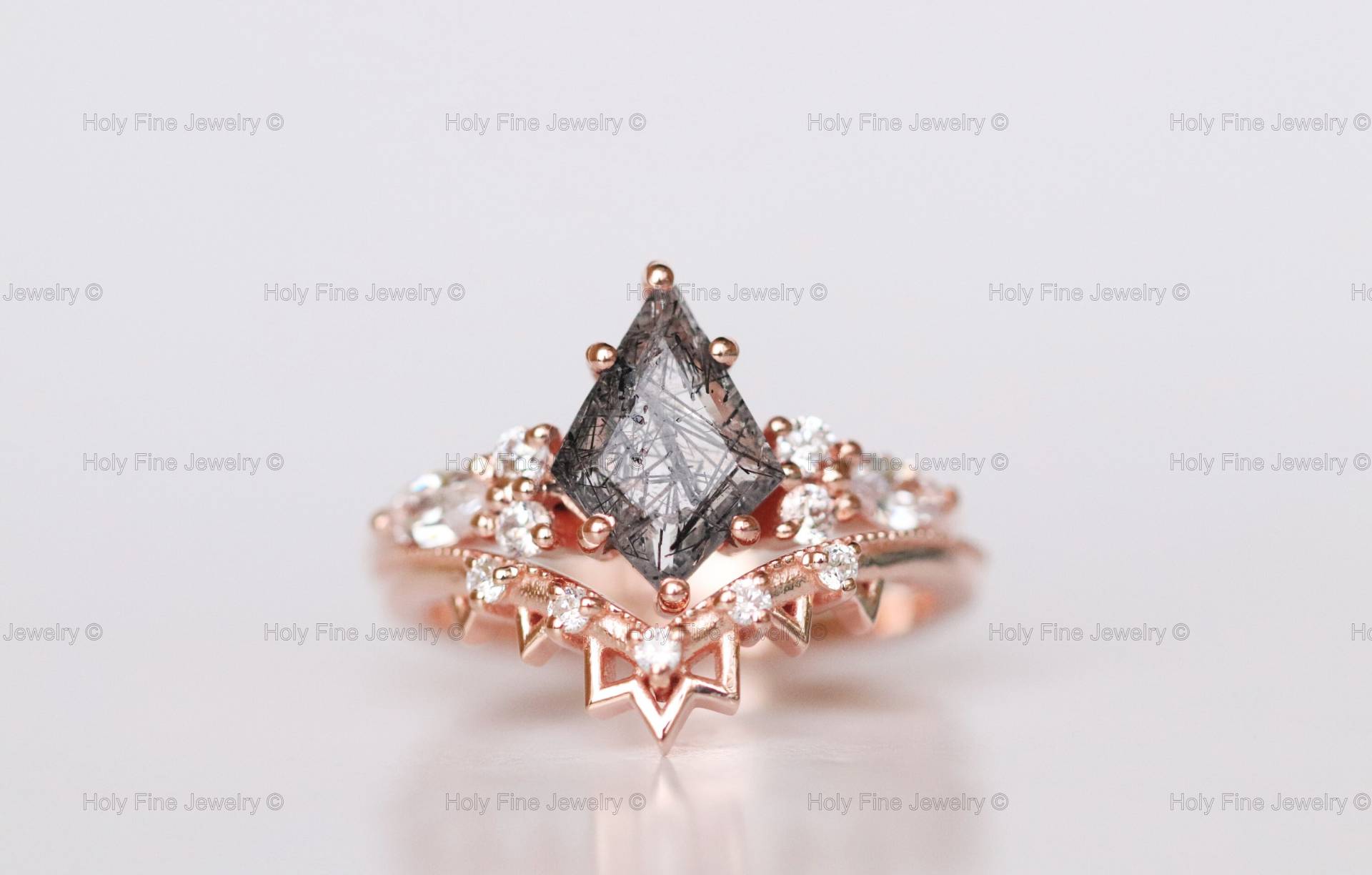 Natürlicher Drachenschliff Vintage Schwarzer Rutilquarz Verlobungsring 14K Roségold Art Deco Moissanite Ring Für Sieeinzigartige Braut Ehering Set von HolyFineJewelry