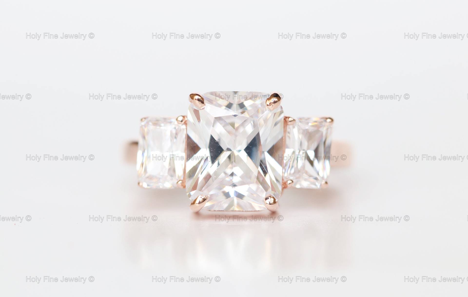 Natürlicher Länglicher Rechteckiger Schliff Moissanit Verlobungsring Vintage Roségold Diamant Art Deco Versprechen Wunderschöner Drei Stein Ring von HolyFineJewelry