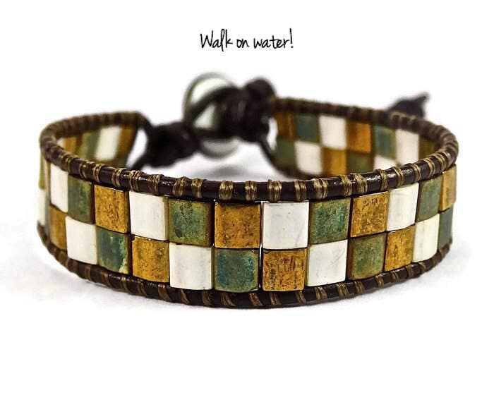 Grün Und Gold, Miyuki Tila Armband, Lederwickelarmband, Gesegnet, Gesegnet Schmuck, Christian Jewelry von HolyFireDesigns