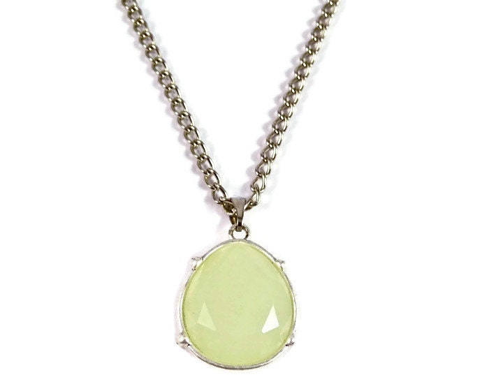 Licht Grün Anhänger ~ Kreis Halskette Christian Jewelry Gesegnet Schmuck Einfache Weihnachtsgeschenk Womens Einzigartig von HolyFireDesigns